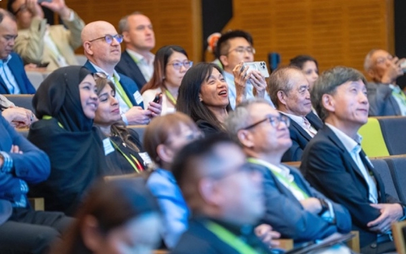 People attending a conference 800x500